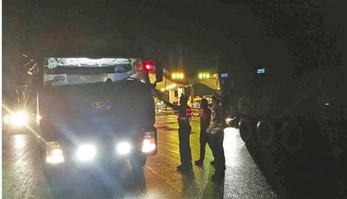 司機(jī)將車停行車道上呼呼大睡 見到交警立馬精神