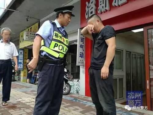 男子當(dāng)街又跪又哭又躺 只為求女子幫忙私刻公章