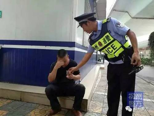 男子當(dāng)街又跪又哭又躺 只為求女子幫忙私刻公章