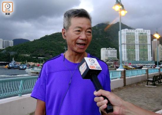 遼寧艦今晨抵達(dá)香港 市民:作為中國(guó)人好開心