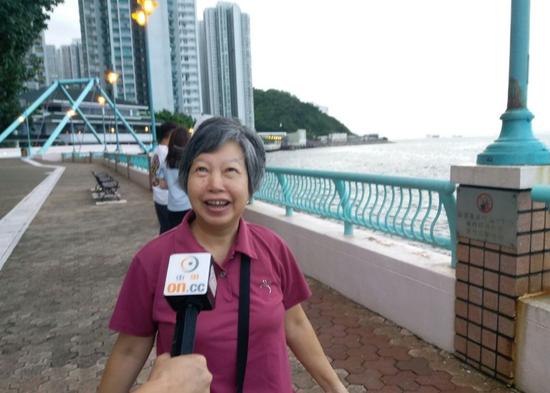 遼寧艦今晨抵達(dá)香港 市民:作為中國(guó)人好開心