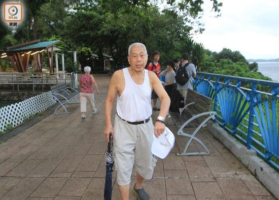 遼寧艦今晨抵達(dá)香港 市民:作為中國(guó)人好開心