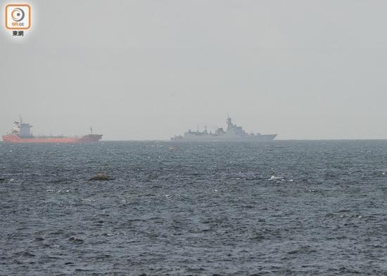遼寧艦今晨抵達(dá)香港 市民:作為中國(guó)人好開心