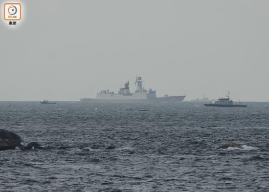 遼寧艦今晨抵達(dá)香港 市民:作為中國(guó)人好開心
