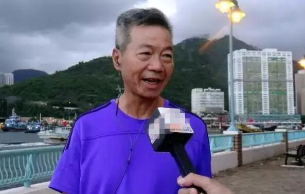 鴨脷洲居民陳先生對(duì)航母訪港感到振奮。