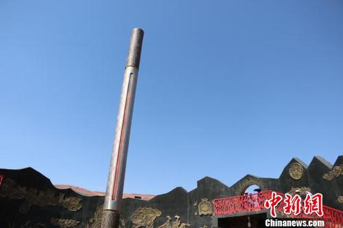 火焰山景區(qū)的溫度計(jì)顯示溫度達(dá)到85℃。　耿丹丹 攝