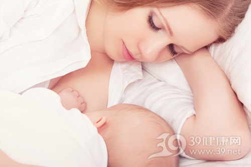母乳喂養(yǎng)的寶寶該如何補(bǔ)充維生素？