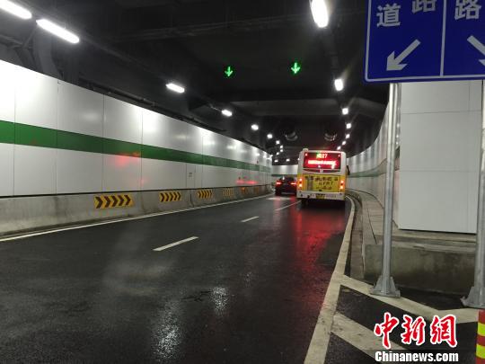 圖為車輛在南昌紅谷隧道內行駛。　吳鵬泉 攝