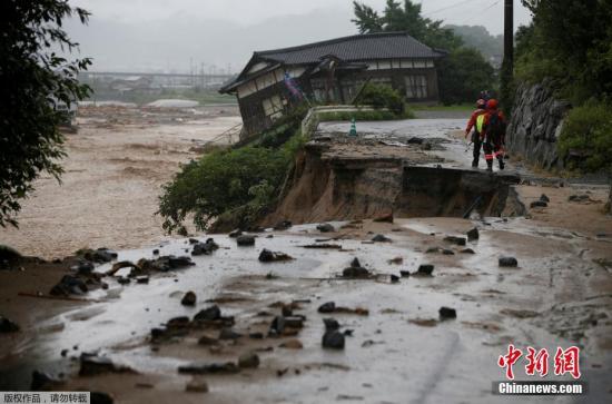 至當(dāng)?shù)貢r間8日，暴雨已造成16人死亡，此外仍有10多人下落不明。