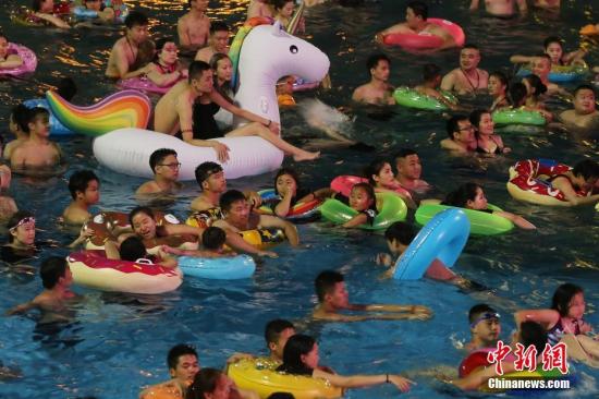 資料圖：7月8日晚，民眾在沖浪池中戲水。 <a target='_blank' href='http://www.chinanews.com/'>中新社</a>記者 泱波 攝