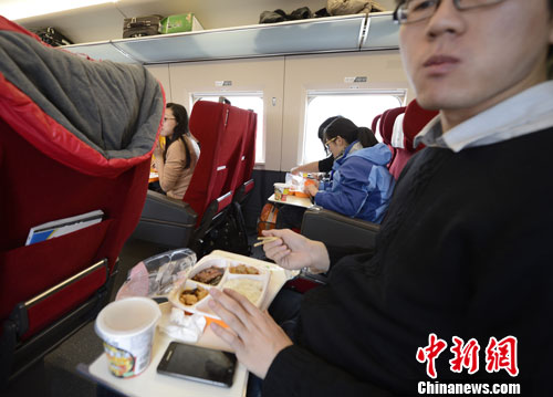 圖為G801次列車一等座席的乘客在品嘗列車提供的餐食。<a target='_blank' href='http://www.chinanews.com/'>中新社</a>發 侯宇 攝
