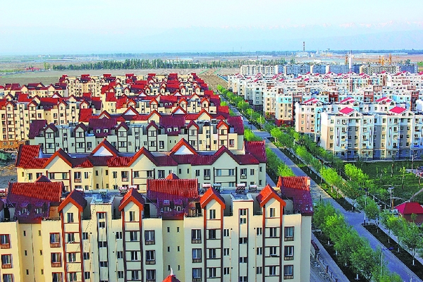 新疆生產建設兵團第五師八十九團楚星苑和荊楚苑居民小區外景。這些由湖北省荊州市對口援建的重點民生項目，成為八十九團城鎮建設中一道亮麗的風景線（資料片）。