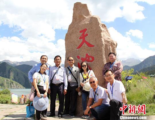 圖為華教代表在天山天池留影?！垜c偉 攝