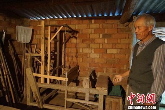     甘肅慶陽(yáng)市西峰區(qū)溫泉鎮(zhèn)何坳村的何世前老人家中收藏農(nóng)具200余件。　陳思　攝