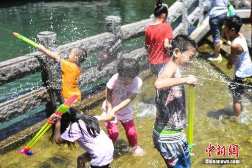 7月11日，幾名兒童在山東濟南“清泉石上流”池中戲水納涼。山東近日持續高溫，多地發布橙色高溫預警，局部地區氣溫達到39℃。<a target='_blank' href='http://www.chinanews.com/'>中新社</a>記者 張勇 攝