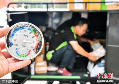 2017年7月10日，西安再次出現高溫天氣，中午1點地面溫度超過50攝氏度。圖片來源：視覺中國