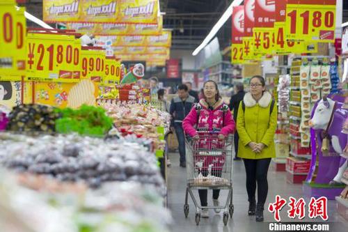 山西太原，民眾在超市選購生活用品。　張云 攝
