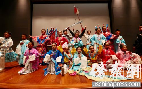 “華夢計劃”少兒京劇班的部分演員在臺上謝幕。（美國《僑報》/邱晨 攝）