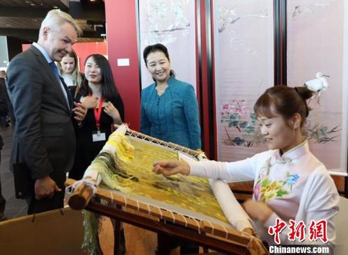 中國僑網繡女現場展示湘繡技藝引人圍觀。　劉建光　攝