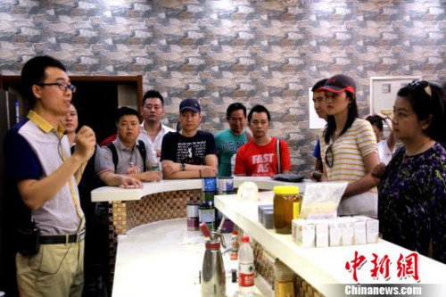 圖為華裔杰出青年參觀揚(yáng)州“中餐繁榮基地”。　崔佳明 攝
