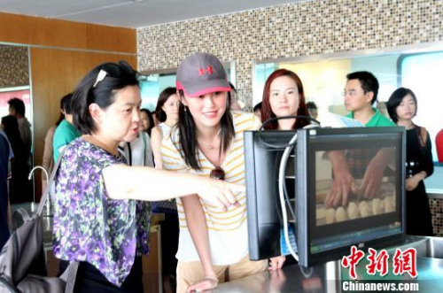圖為華裔杰出青年參觀揚(yáng)州“中餐繁榮基地”。　崔佳明 攝