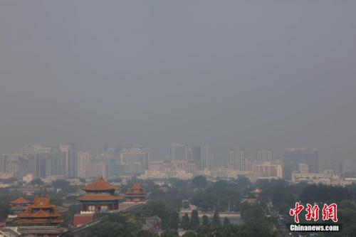 7月13日，高溫、高濕度空氣籠罩下的北京城區(qū)依舊處在高溫黃色預(yù)警中，當(dāng)日預(yù)報(bào)最高氣溫為36℃。 <a target='_blank' href='http://www.chinanews.com/'>中新社</a>記者 楊可佳 攝