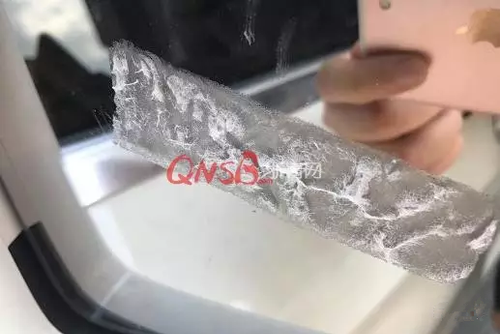 停車難！女子小區停車被保安貼單子大罵：不要臉