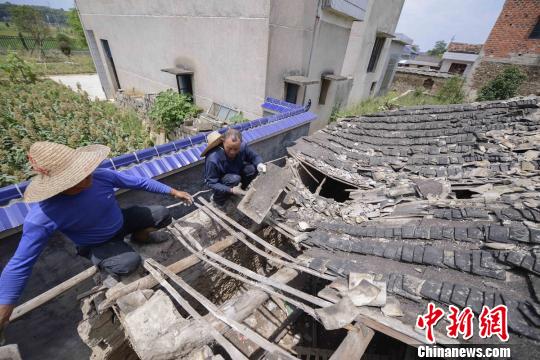 壩塘鎮村民為貧困獨居戶楊斌修復重建損毀房屋?！钊A峰 攝