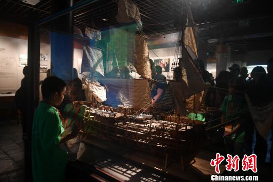 圖為尋根團成員參觀福州林則徐紀念館。　呂明 攝