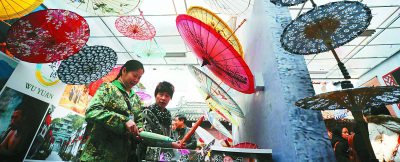 特色油紙傘工藝品展現婺源傳統文化底蘊。 光明圖片/視覺中國