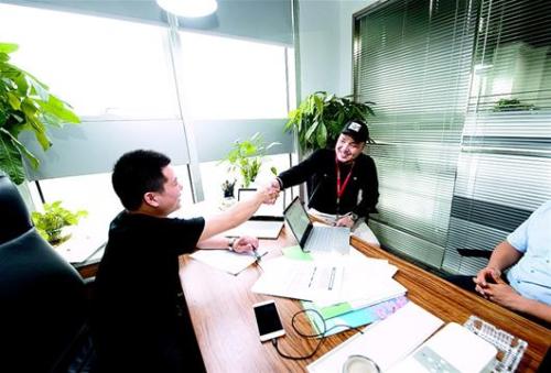 圖為武漢大學珞珈創(chuàng)谷孵化器的工作人員給了陳強極大支持。