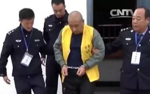 7月18日，“白銀強(qiáng)奸殺人案”在白銀區(qū)人民法院開(kāi)庭審理。1988年5月，23歲的白杰在白銀市永豐街被殺。此后的14年里，又有10名女性遭入室殺害。2016年8月，疑兇高承勇在工業(yè)學(xué)校被抓，他承認(rèn)了11起案件的犯罪事實(shí)。圖為央視曝光的警察押解高承勇畫(huà)面。來(lái)源：新京報(bào)
