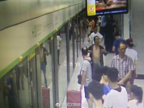 男子地鐵站內(nèi)敞肚露肉 不聽勸說(shuō)拳打值班員