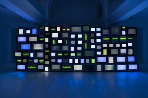 蘇珊·席勒，《Channels》， 2013，有聲視頻裝置，尺寸可變。圖片由Oh Dancy拍攝。? Susan Hiller；圖片由里森畫廊提供