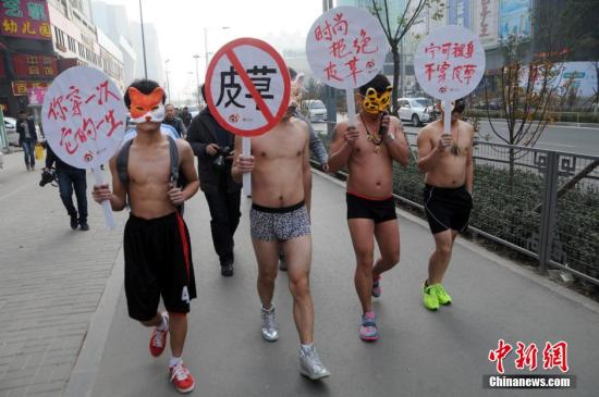 11月22日，山西太原，志愿者手持抗議穿著皮草的標(biāo)語(yǔ)，裸身在商業(yè)街行走，呼吁保護(hù)動(dòng)物，抗議皮草交易。<a target='_blank' href='http://www.chinanews.com/'>中新社</a>發(fā) 武俊杰 攝