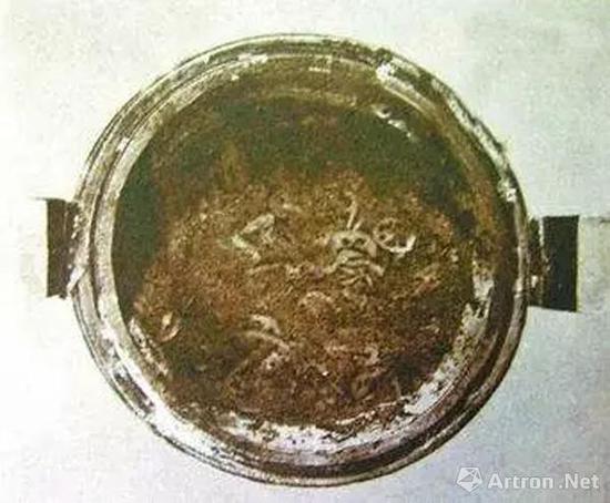 　　藕片出土后，隨著搬動次數和暴露于空氣中時間的延長而不斷地減少，等運回到博物館再看時，藕片已經全部消失了。