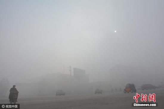 資料圖：圖為河北省邯鄲市肥鄉區城區被霧霾“封鎖”。圖片來源：視覺中國