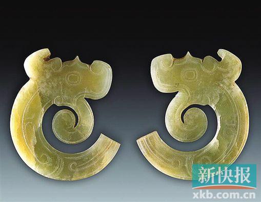 龍形玉飾 西周 河南省三門峽市上村嶺虢國墓地1662號墓出土。玉為淺綠色，半透明，器表有光澤。體扁平，呈“c”字形狀。龍首雕刻寬大，頭上飾一長角，頭頂起尖脊，橢圓形眼，口部大張，上唇向上勾卷，長舌呈長條形向頸下勾卷。龍軀體卷成彎勾形，尾端平齊。龍的邊緣隨器形雕琢單陰線輪廓線，身軀中部刻雙線勾云紋。此器造型優美別致，特別是龍嘴部形狀特殊。玉質光潤亮澤，紋飾流暢。