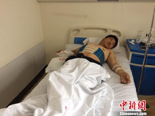 在醫(yī)院接受治療的王國蕾。　宋立超 攝