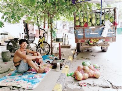 小區(qū)掛條幅歡迎瓜農(nóng)來賣瓜 物業(yè)給瓜農(nóng)端來紅燒肉