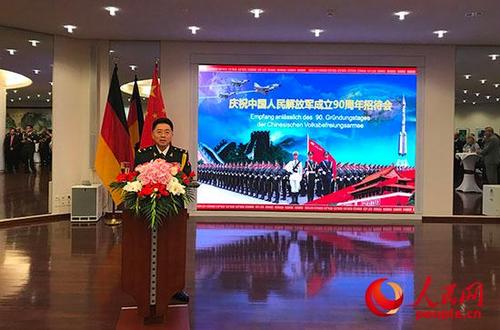 中國僑網(wǎng)中國駐德國大使館國防兼海、空軍武官周明少將在招待會上發(fā)表致辭。 馮雪珺攝