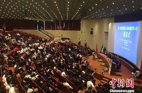 中國僑網(wǎng)7月23日，由意大利中國和平統(tǒng)一促進(jìn)會主辦、以“堅(jiān)持九二共識、促進(jìn)兩岸融合發(fā)展、同圓共享中國夢”為主題的全球華僑華人促進(jìn)中國和平統(tǒng)一大會在佛羅倫薩隆重開幕。 中新社記者 張雅瓊 攝