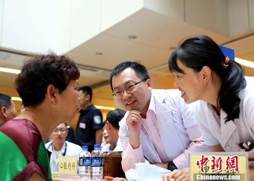 資料圖：黑龍江省當地民眾體驗來自臺灣頂級醫療專家的醫療服務。<a target='_blank' href='http://www.chinanews.com/'>中新社</a>記者 王舒 攝