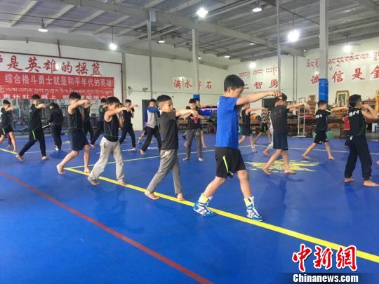 學員們學習格斗技巧。恩波格斗俱樂部供圖。