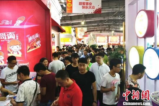 今年“兩岸食交會”吸引了400多家特色食品企業(yè)參展，展館內人潮涌動。　孫虹 攝