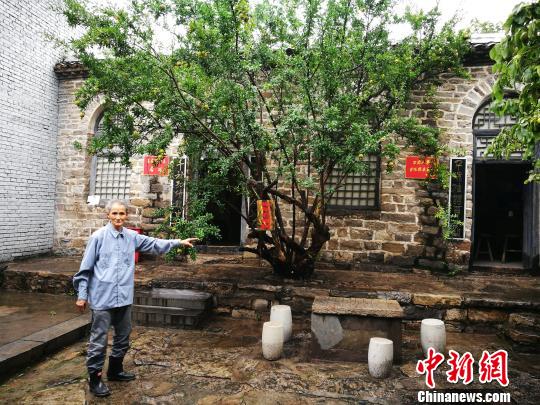 圖為李化璟義務守護紀念館13年。　李洋 攝