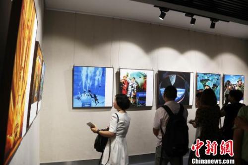 本次展覽由中共南昌市委宣傳部、南昌市文聯(lián)、江西省攝影家協(xié)會承辦，持續(xù)至2017年8月5日，市民可前往免費參觀。　劉占昆 攝