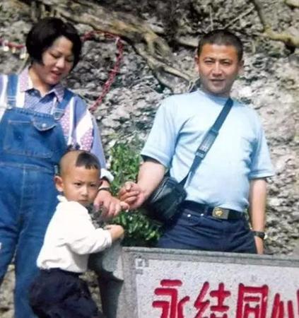 ?？招l士王偉之子軍校畢業 已成為一名海軍軍官