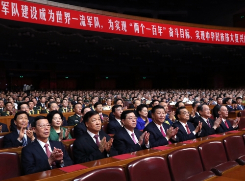 7月28日，慶祝中國人民解放軍建軍90周年文藝晚會《在黨的旗幟下》在北京人民大會堂舉行。中共中央總書記、國家主席、中央軍委主席習(xí)近平和李克強、張德江、俞正聲、劉云山、王岐山、張高麗等黨和國家領(lǐng)導(dǎo)人，與首都3000多名各界群眾一起觀看演出。