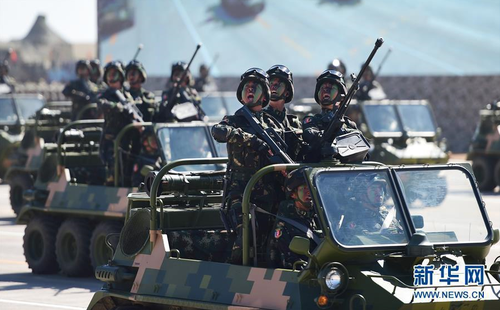 7月30日，慶祝中國人民解放軍建軍90周年閱兵在位于內蒙古的朱日和訓練基地舉行。中共中央總書記、國家主席、中央軍委主席習近平檢閱部隊并發(fā)表重要講話。這是特種兵方隊。新華社記者 鄧華 攝 圖片來源：新華網
